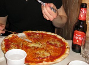 Gluteeniton pizza ja Damm Daura -olut @ Voglia Di Pizza, Rooma.