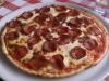 Pepperoni-pekoni-mozzarella pizzaa Kokkolan Bakers Inn ravintolassa 