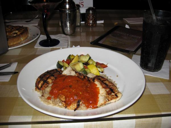 Gluteeniton Tikka Masala Kiitospäivänä täpötäydessä Uno Chicago Grillissä @ Orlando, USA