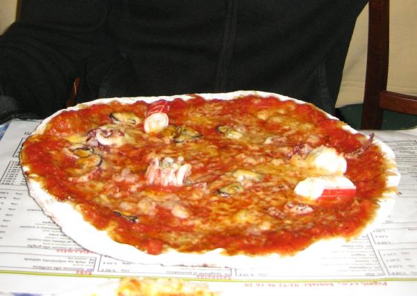 Aivan loistava gluteeniton pitsa merenelävien kera Sole Mio Pizza &amp; Grillillä @ Bratislava, Slovakia.