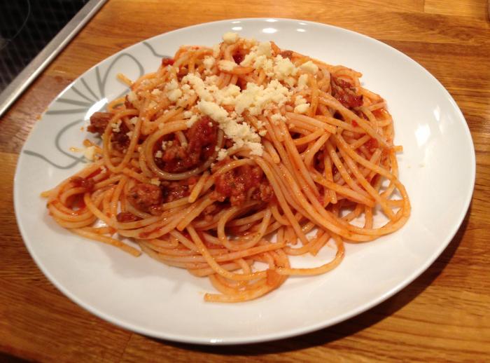 Valmis Semper Pasta Dinner Kit. Liha-tomaattikastike sekoitettu spagetin kanssa ja päälle ripoteltu juustoraastetta.