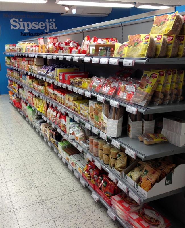 K-Supermarket Postitalon gluteenittomien tuotteiden hylly on asiallisen pituinen, joskin hieman piilossa.