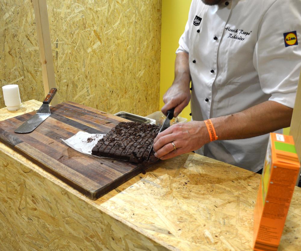 Henrik "Roope" Rehbinder leipoi Lidlin pisteellä suklaakakkua uusista leivonta-aineksista.