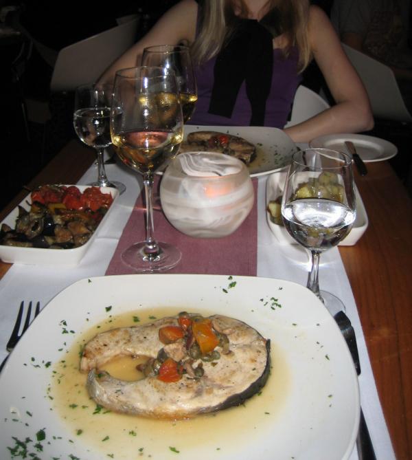 Gluteenittomat miekkakalat, potut ja vihannekset @ ravintola Paranga, St. Julians, Malta.