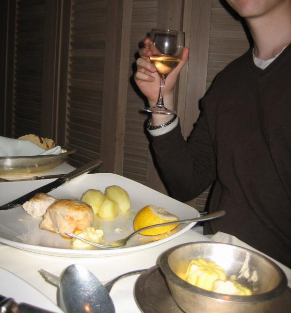 17 euron kananrinta, kuivia perunoita ja grillattu sitruuna. Ja tämän piti olla 5-tähden, gluteenitonta tarjoava ravintola! Fra Martino @ Corinthia Hotel, St. Julians, Malta.