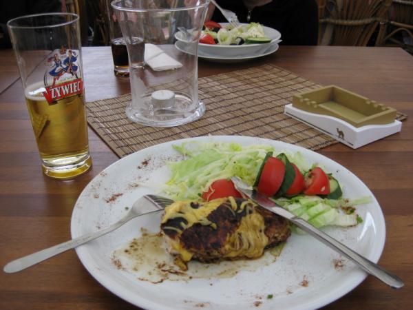 Gluteeniton juustokuorrutteinen kananrinta ja Strongbow-siideri @ Molly Malones -ravintola, Varsova, Puola