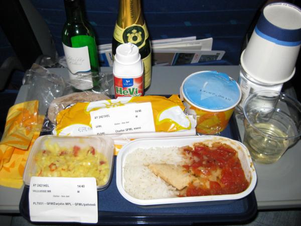 Finnairin gluteeniton lounas välillä Helsinki-Boston. Viinin ja shampanjan joutui ostamaan erikseen Lomalennolla.