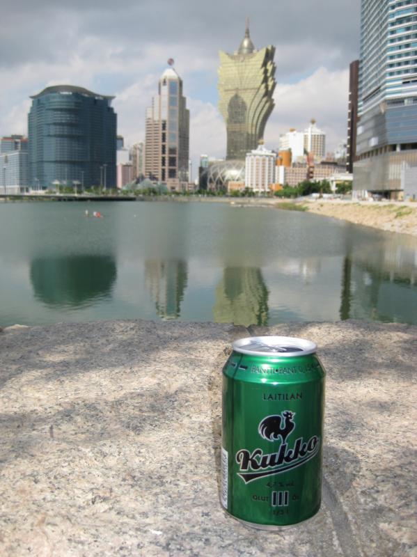 Pivkvelyll Macaossa Kukon kera. Taustalla Casino Lisboa. Kukko tehnyt matkaa Suomesta noin 11 000 kilometri 