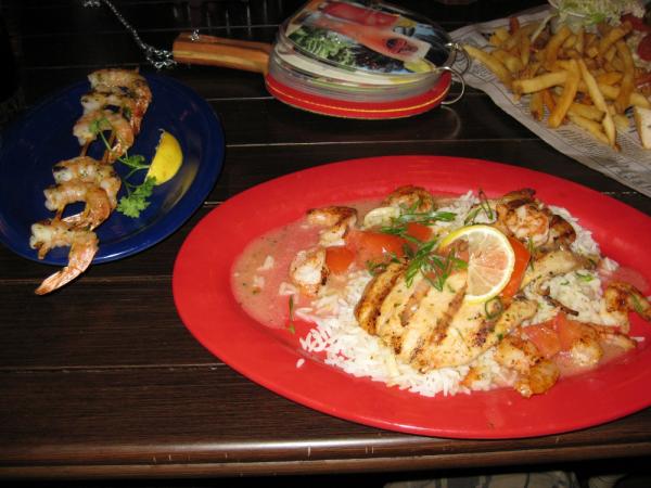Gluteeniton scampivarras sek� riisi�, kanaa ja katkarapuja Bubba Gumpilla @ Bayside, Miami.