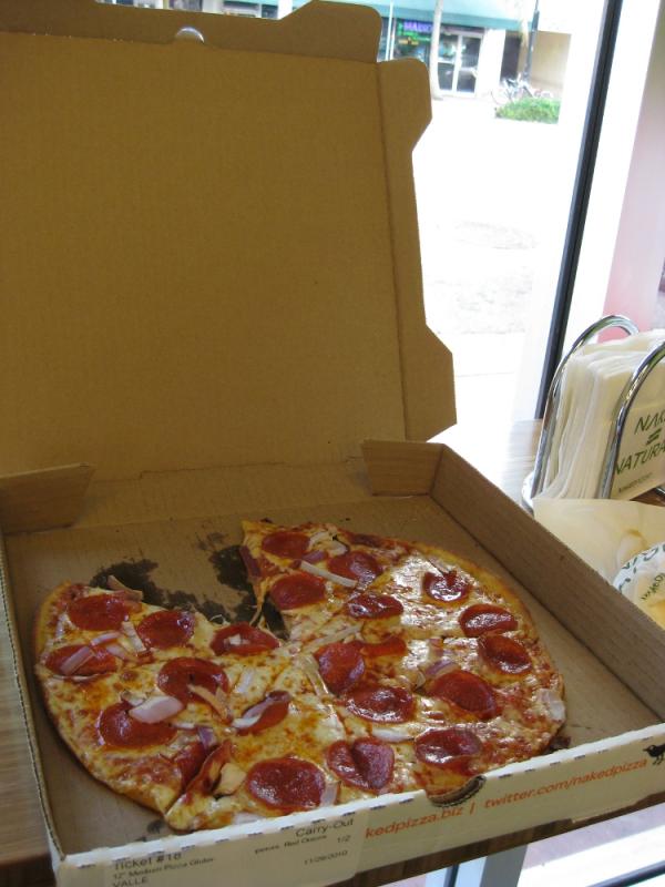 Ehkä paras gluteeniton pizza ikinä, makuna pepperoni-punasipuli. Näitä valmistaa Naked Pizza @ South Beach, Miami.