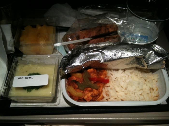 Air Finlandin paluulento Alicantesta Helsinkiin. Gluteenittomana ruokana riisi kanakastikkeen kera.