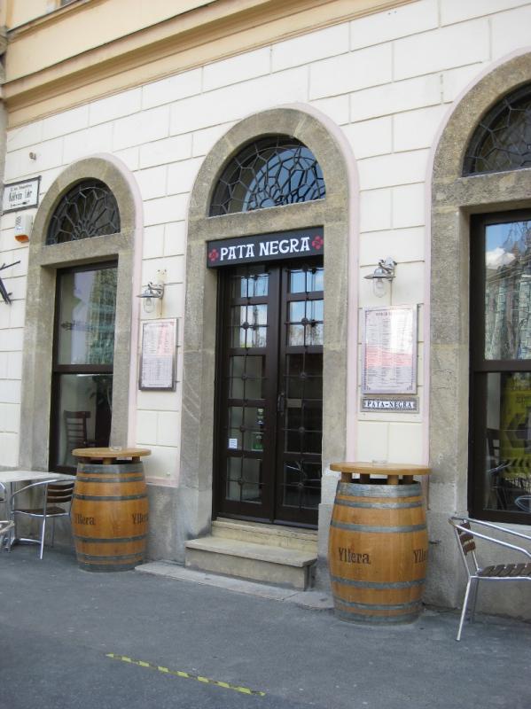 Toinen Budapestin Pata Negra -tapasravintoloista. 90% menusta on gluteenitonta.