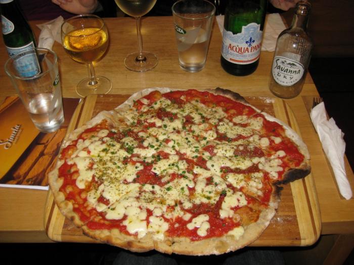 Gluteeniton salamipizza Simela Pizza &amp; Focaccia -ravintolassa Berliiniss.