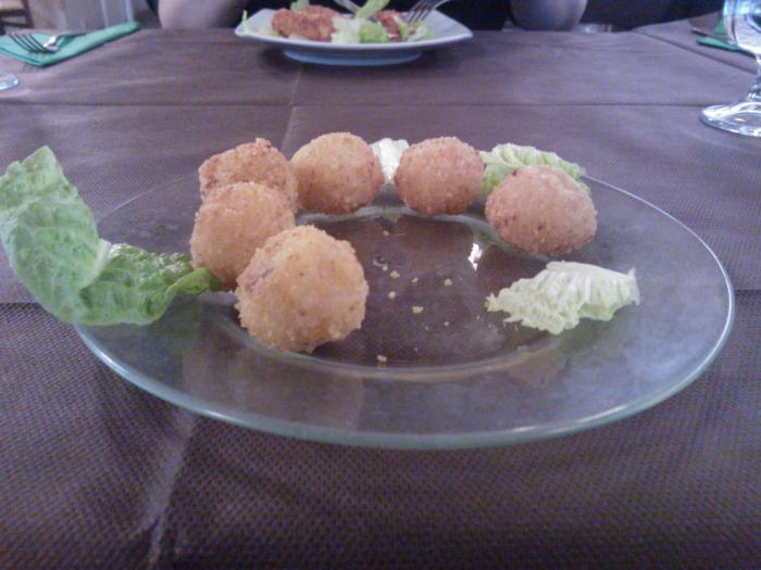 Paneroituja riisipalleroita alkuruaki (nimi taisi olla Arancino tms.) @ Mama! Eat, Rooma