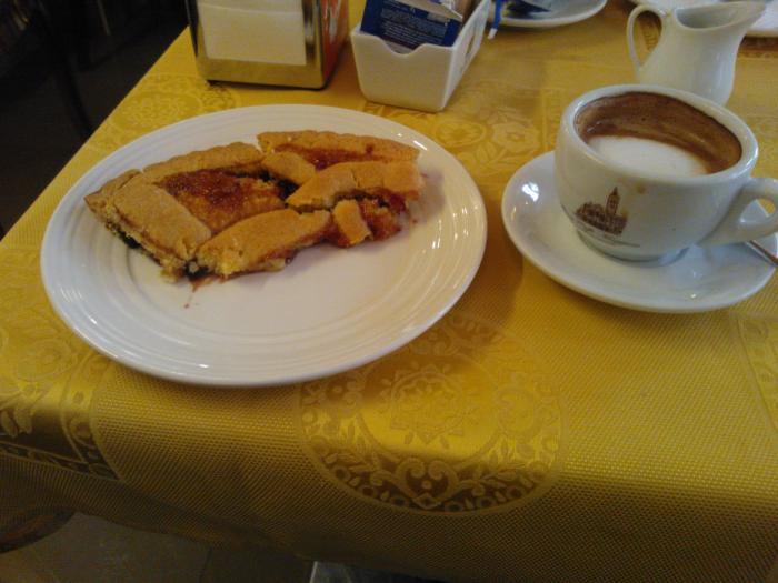 Gluteeniton marjapiirakka ja cappuccino @ Gran caff Maggiori, Rooma