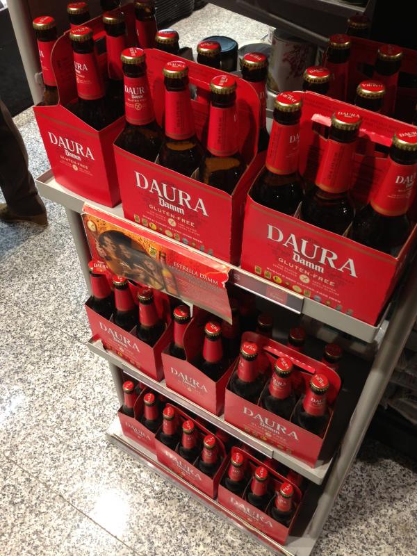 Gluteenitonta Damm Daura -olutta Barcelonan El Corte Inglésissä 0.92 euroa pullo.