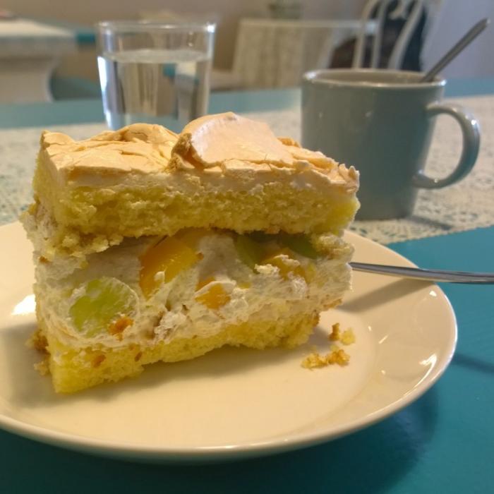 Kuopiossa sijaitsevan Kaffeteria Mummolan hedelminen Brita-kakku