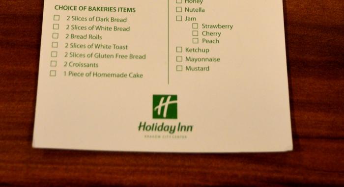 Melkoinen ylltys huonepalvelun aamiaismenussa Holiday Inn City Centeriss Krakovassa.