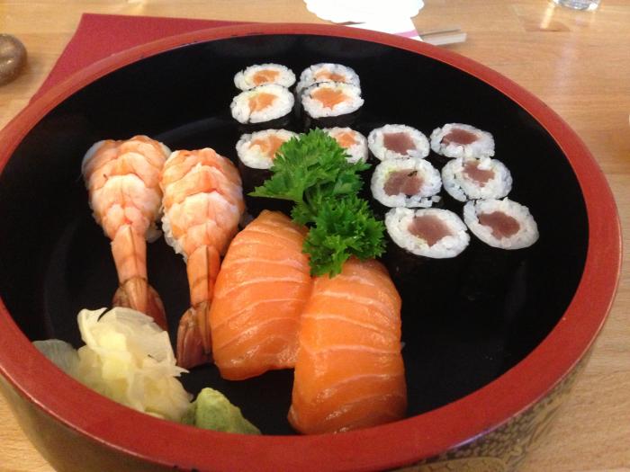 Sushi-illallinen Japanilaisravintola Kotossa.