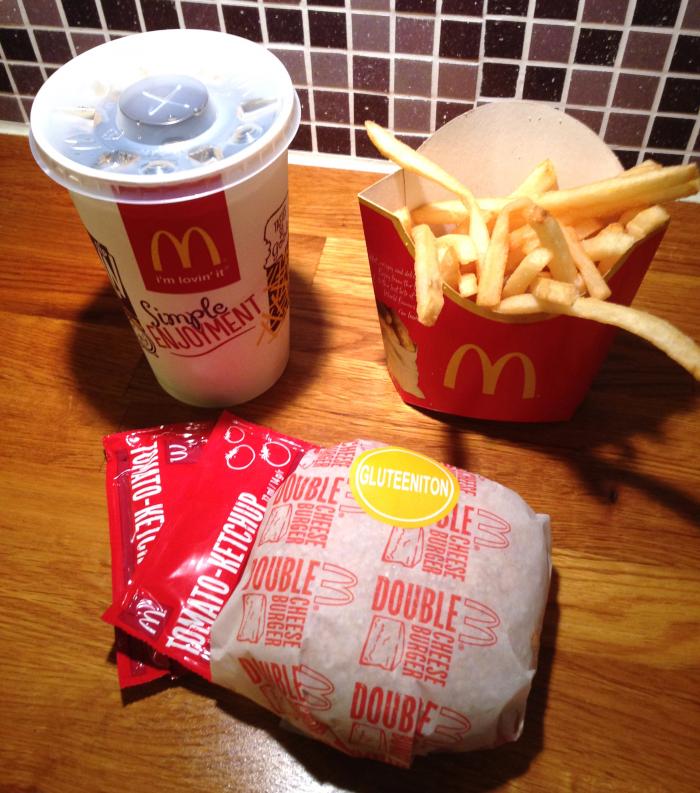 Erinomainen illallinen McDonaldsilta: gluteeniton tuplajuustoateria light-colalla.