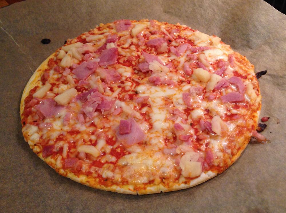 Moilas Tropicana. Uudistunut kinkku-pekoni-ananas-pizza on erinomaisen herkullinen ja tytteit on runsaasti. Ihan eri maailmasta kuin vanha ltty. Hyv duunia Moilas!