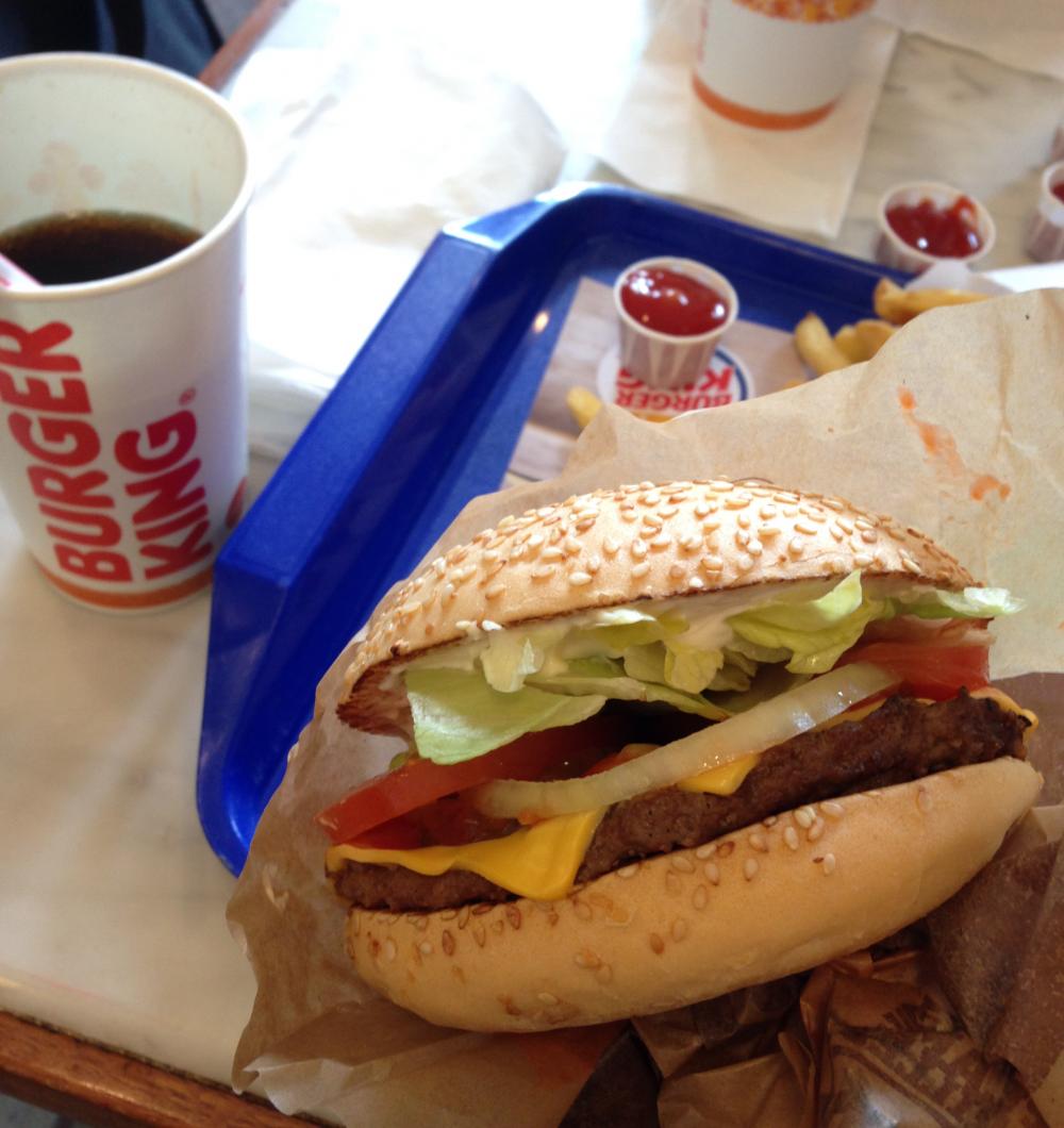 Siinä se nyt on: Burger Kingin gluteeniton Whopper-ateria! Ja oli muuten hyvää. Pihvissä hieno grillatun maku.