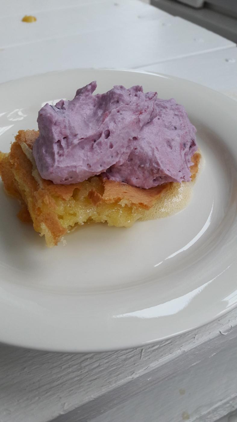 Valkosuklaamutakakku (valitettavasti ji liian raaksi)