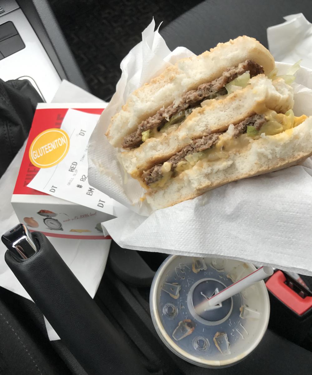 McDonalds pelastaa kiireisen aprillipivnkin. Kuvassa gluteeniton Big Mac -ateria. Namskis!