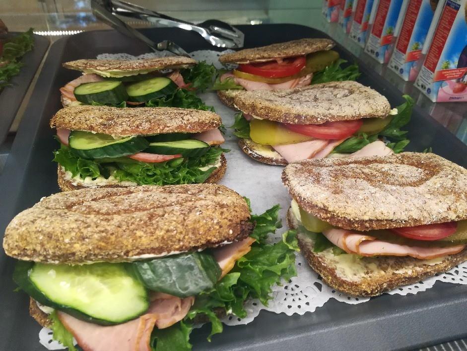 Kahvila Alleduurin gluteenittomia leipi. Kuva: Alleduuri