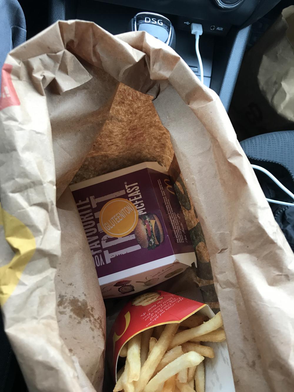 Mkkrin gluteeniton McFeast toimii erinomaiseti: kun smpyl on hieman kuiva, Bic Macia runsaampi tytemr pelastaa paljon (ja sotkee naaman todella tehokkaasti).