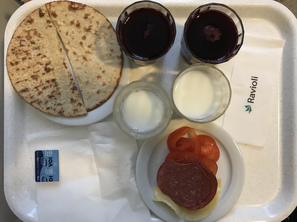 Iltapalalla tarjoiltiin Moilasen kiviarinarieskoja, joiden esillepanossa oli huomattava kontaminaatioriski.