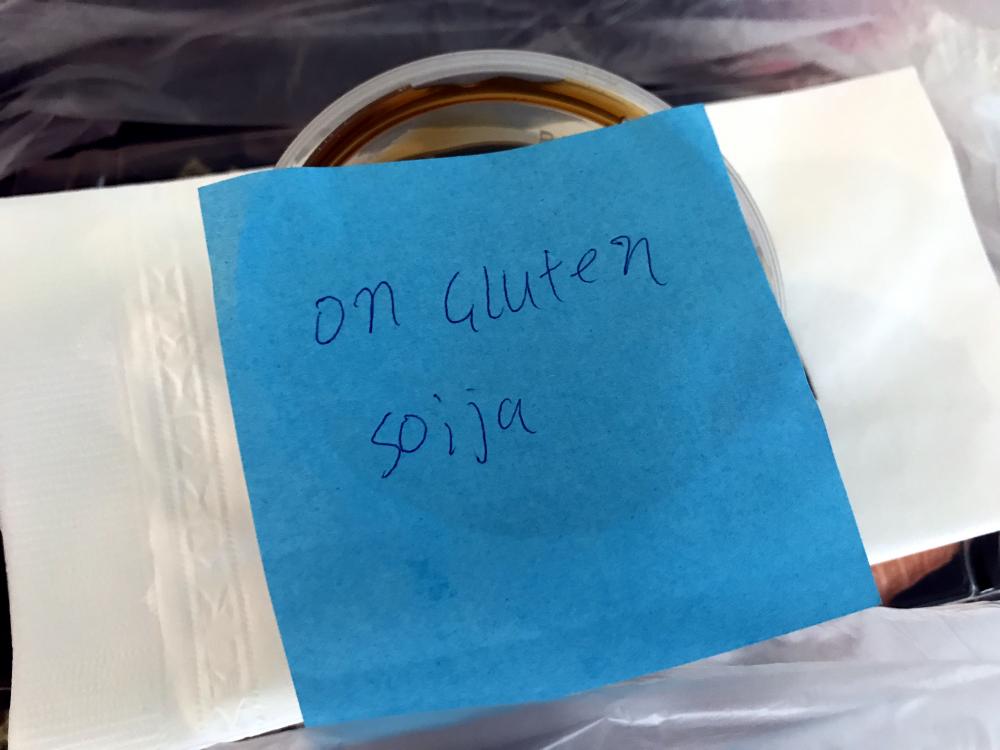 Kun kotiin toimitetun sushin mukana tulee tllainen soijakastike, uskaltaisitko sin kytt sit? Ravintolana Luckiefun's.