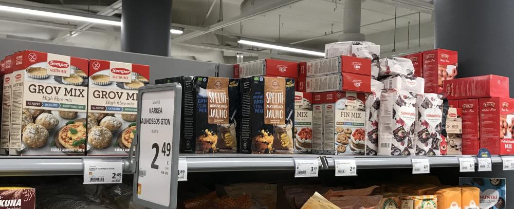 Ei näin: Spelttijauhot gluteenittomien jauhojen seassa S-Market Vallilassa Helsingissä.